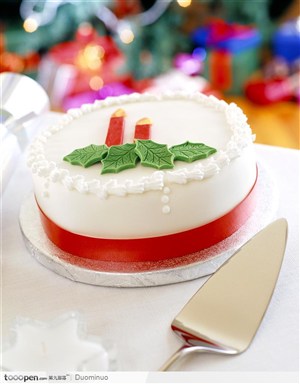 圣诞节美食-圣诞节装饰花白色奶油蛋糕