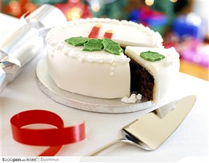 圣诞节美食-切开的圣诞节白色奶油蛋糕