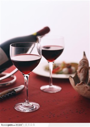 桌子上的美食、美酒与玻璃酒杯