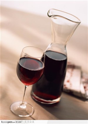 玻璃容器里的红葡萄酒