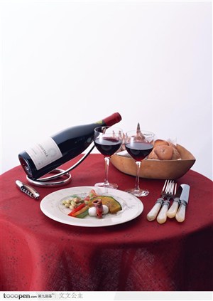 餐桌上的美食与红葡萄美酒