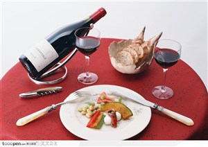 餐桌上的食物与红葡萄酒