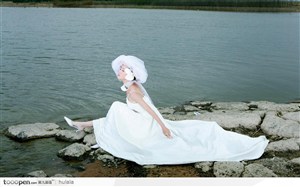 现代婚纱摄影－－坐在湖边的新娘