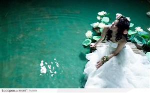 现代婚纱摄影照－－坐在莲花池塘边的新娘