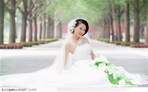 现代婚纱摄影－－在林荫大道上的新娘