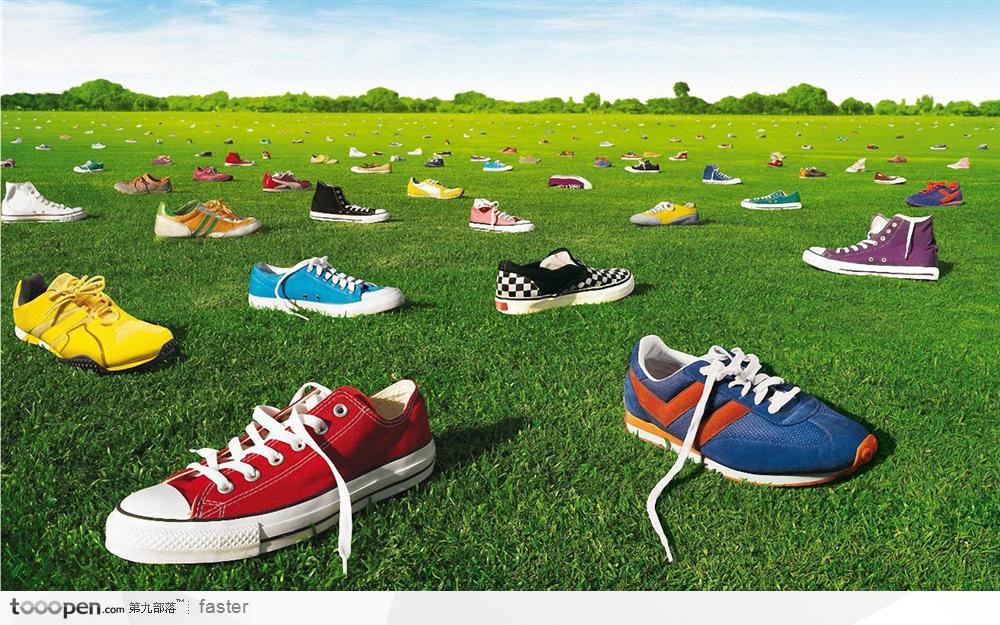 草地上的鞋子