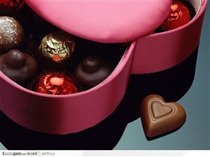 情人节巧克力 心形巧克力和礼品盒