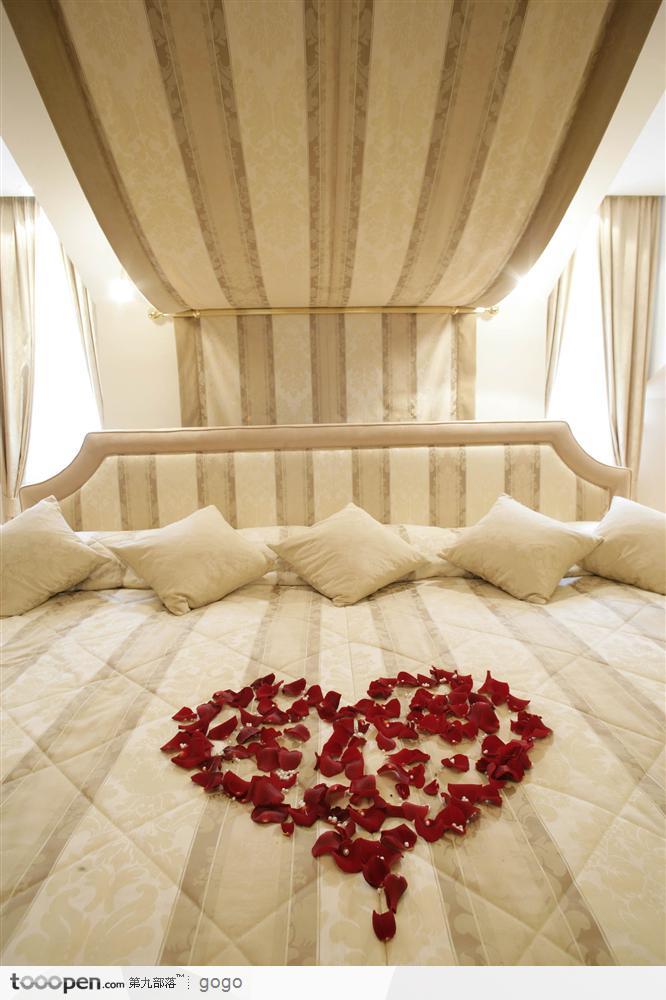 心型玫瑰花瓣的床
