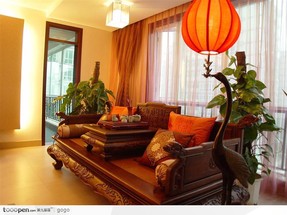 中式古典木沙发与台灯