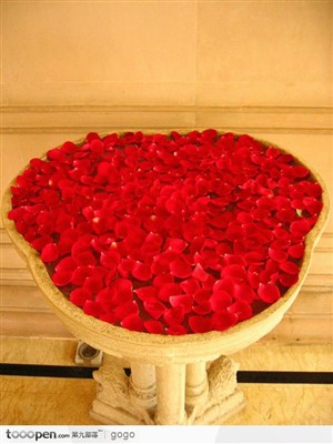 装满玫瑰花瓣的盆
