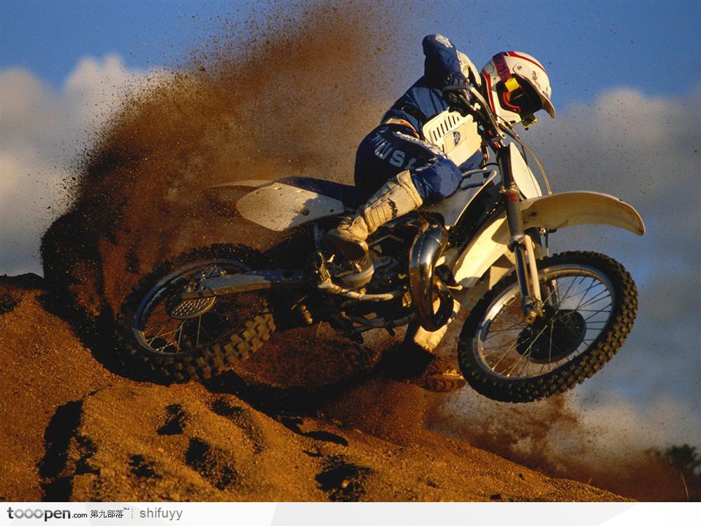 沙地上的摩托车比赛