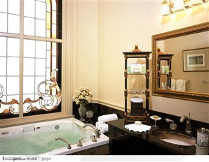 豪华浴室里的镜框和架子