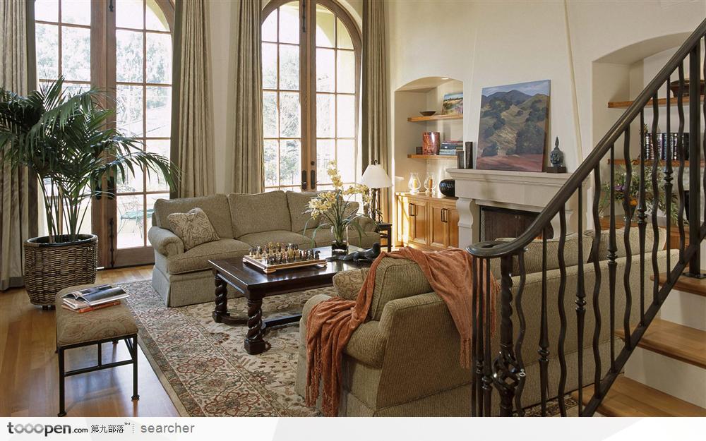 豪华欧式风格会客厅沙发和扶梯 高清图片