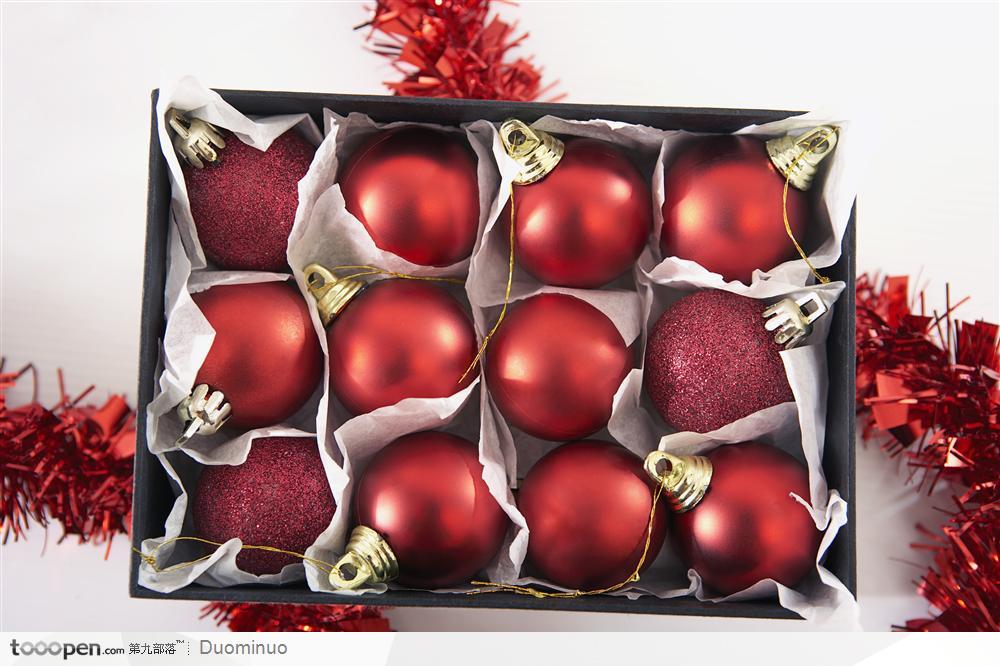 圣诞色彩-礼盒中的圣诞挂件(红色圆球)
