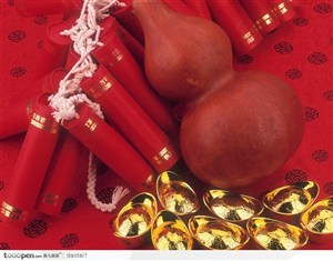 满满的元宝和红色宝葫芦鞭炮