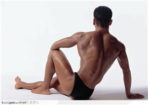 男性健肌特写-坐着时背与腿