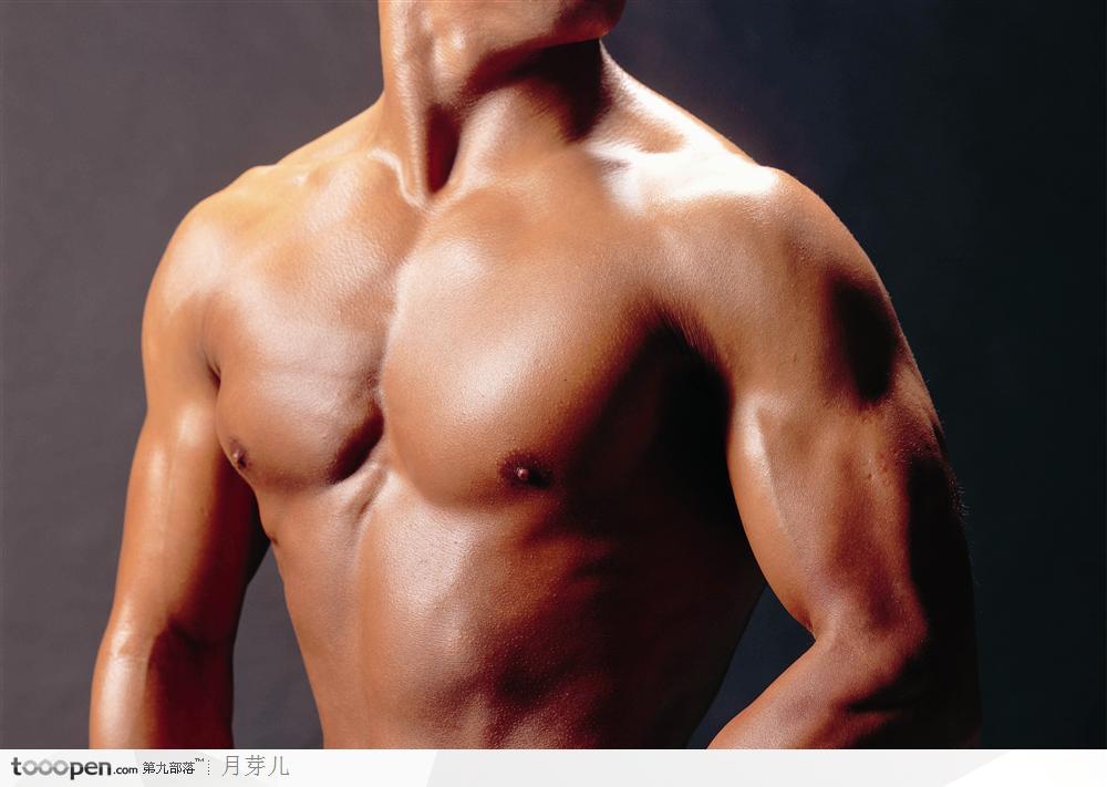 男性健肌特写-偏黄的上半身肌肉