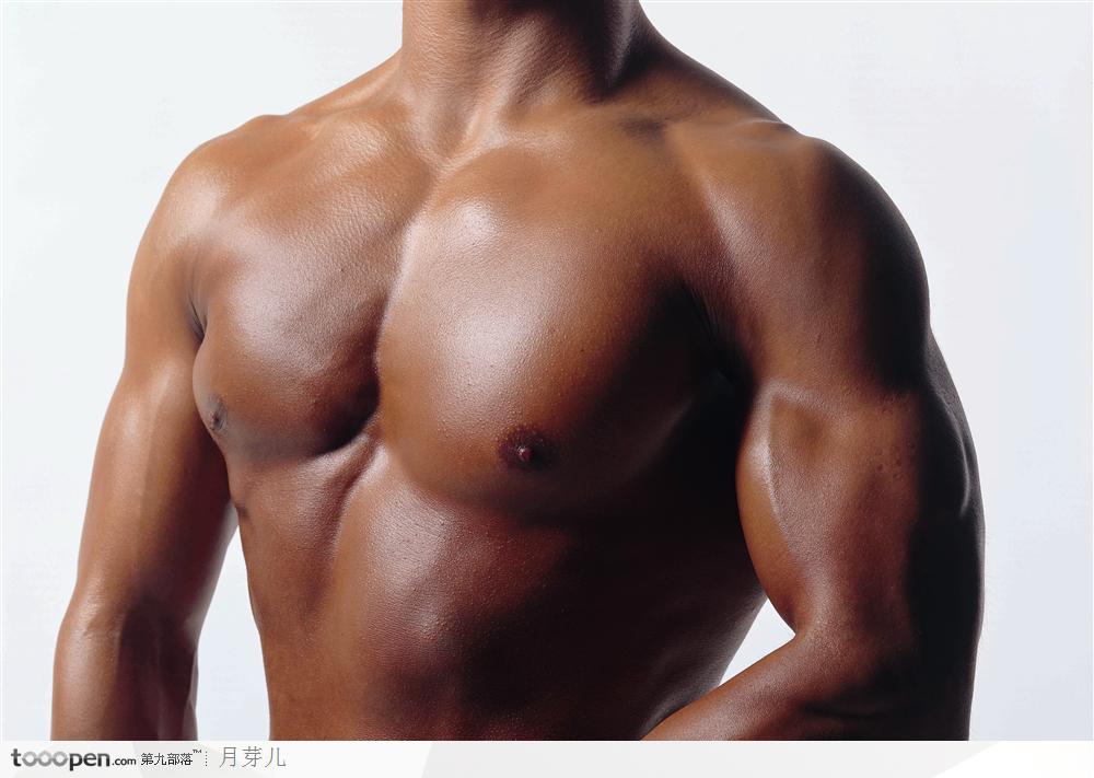男性健肌特写-黝黑的上半身肌肉