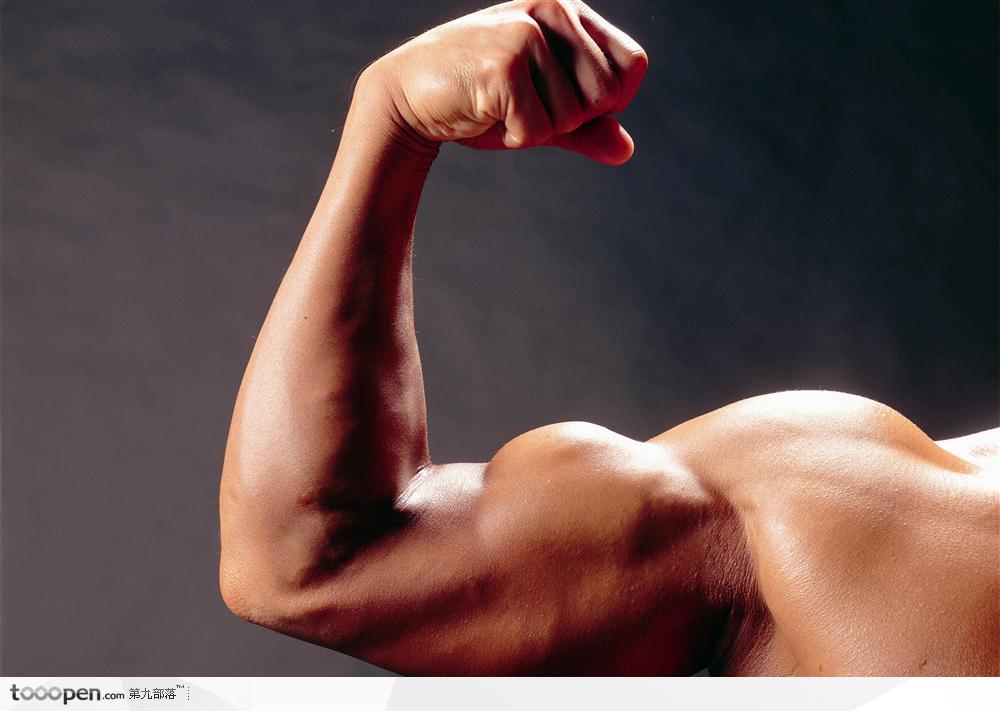 男性健肌特写-偏黄的右臂肌肉