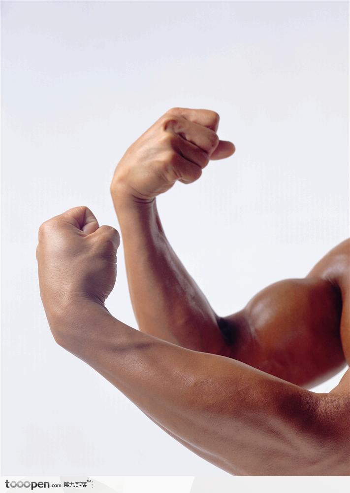 男性健肌特写-向内搏起的双臂素材 第1页