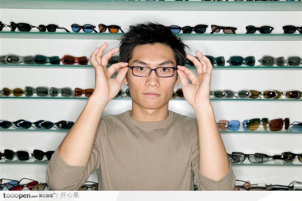 购物情境-男士双手戴上眼镜