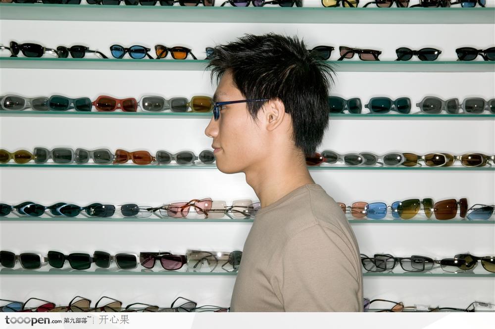购物情境-男士佩戴眼镜的侧照