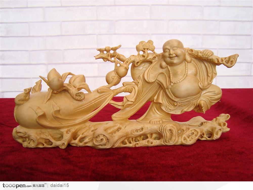 传统工艺-雕刻精美的弥勒大佛