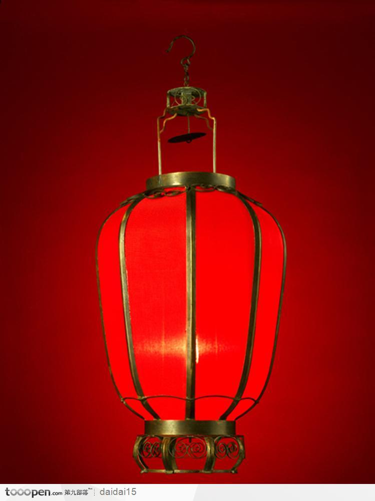 传统工艺红色点亮的灯龙