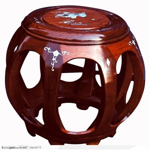 中华传统家具-棕色镂空的凳子