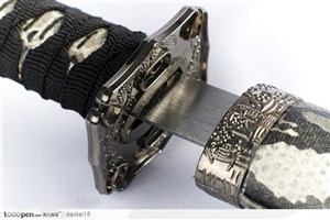 中华传统扒开的青铜剑