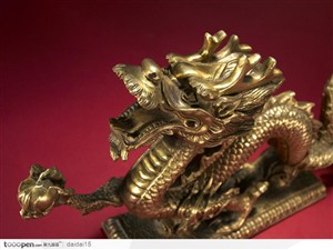 中国传统工艺品-精美的青铜器镀金龙