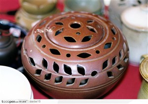 中国传统工艺品-镂空的紫砂锅