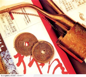 中国传统-铜钱和水烟袋