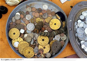 铁盒里的众多古代铜钱
