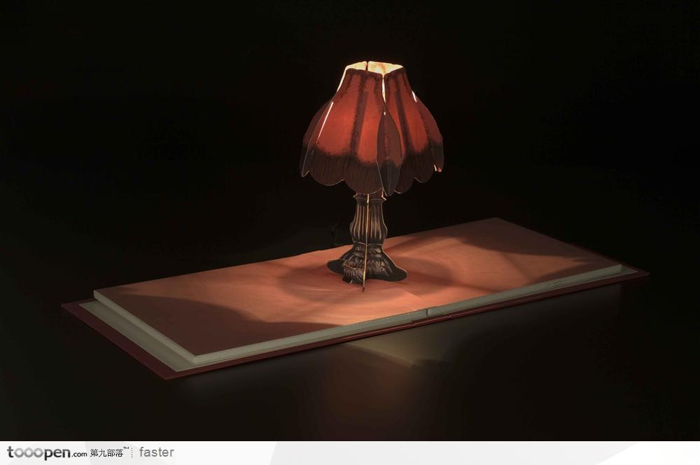 象书一样折叠的台灯