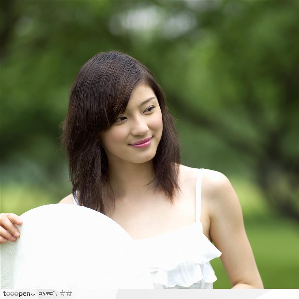 戶外陽(yáng)光美女-執(zhí)帽于身側(cè)照