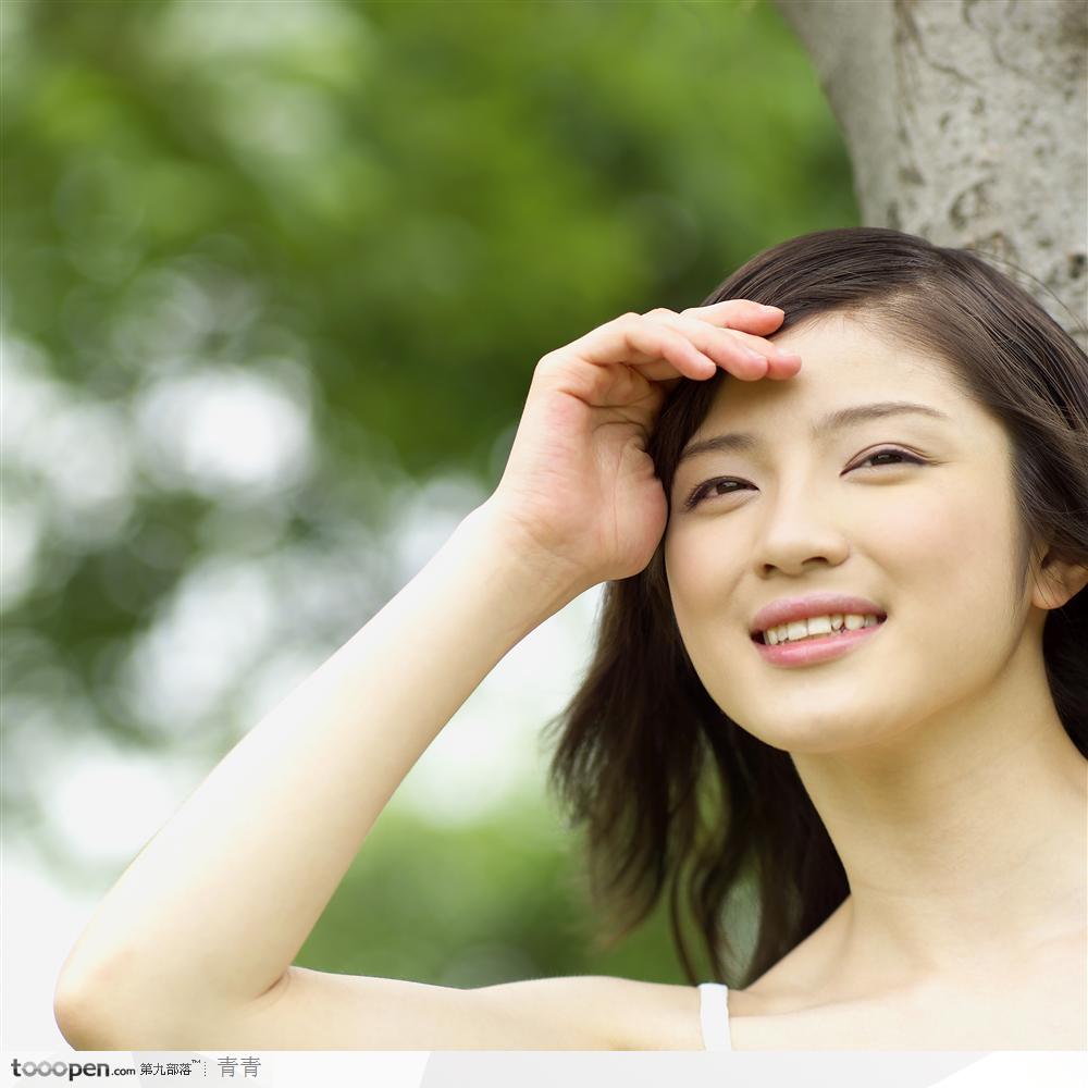 户外阳光美女-手遮阳光面部特写