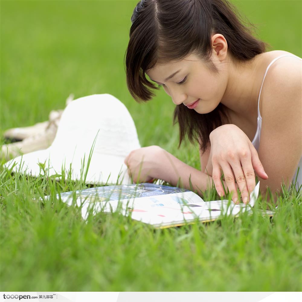 户外阳光美女-趴在草地上看书的女孩