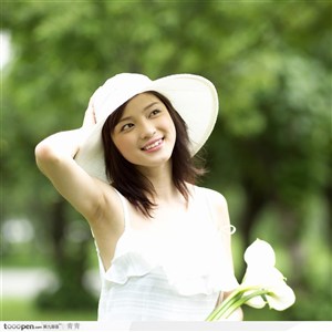 戶外陽光美女-手執(zhí)鮮花的戴帽女孩