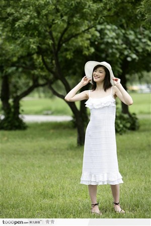 户外阳光美女-草地上双手执帽侧面照