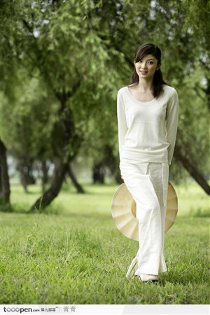 户外阳光美女-拿草帽于腿后的女孩