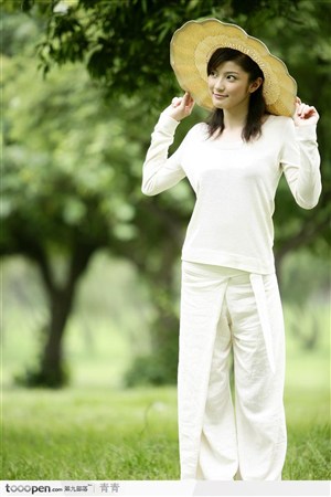 户外阳光美女-执草帽沿的可爱女孩