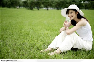 户外阳光美女-坐在草地上喝水侧脸照