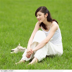 户外阳光美女-坐在草地上微笑的女孩侧面