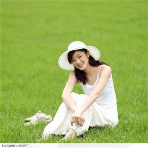 户外阳光美女-草地上戴着太阳帽的女孩