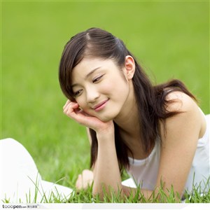 户外阳光美女-趴在草地上侧脸微笑的女孩