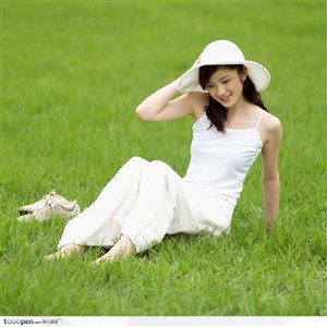 户外阳光美女-坐在草地上扶帽的女孩
