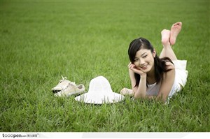 户外阳光美女-趴在草地上微笑的女孩