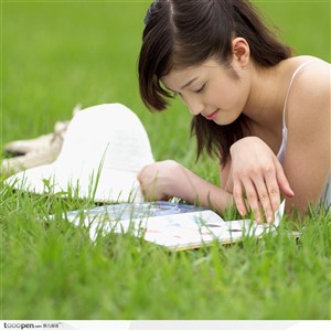 户外阳光美女-趴在草地上看书的女孩