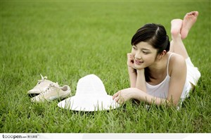 戶外陽光美女-趴在草地上看遠處的女孩